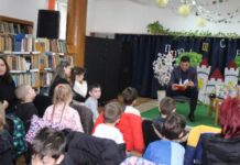 Кметът Иво Димов чете приказки в библиотеката в деня на детската книга