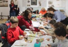 Деца боядисваха яйца по стари технологии във Великденска работилница в музея