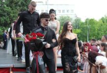 Абитуриентите на ПЕГ „Д-р Иван Богоров“ първи преминаха по червения килим